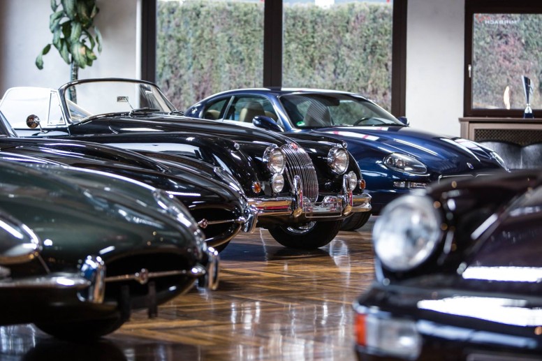 Autohalle mit klassischen und modernen Fahrzeugen